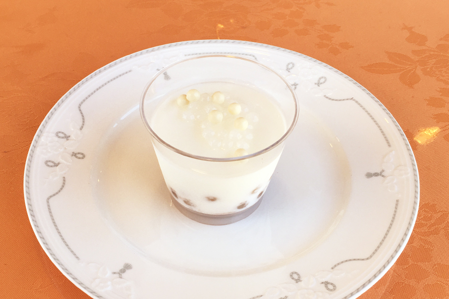 タピオカと小豆入りココナッツのデザートの商品写真
