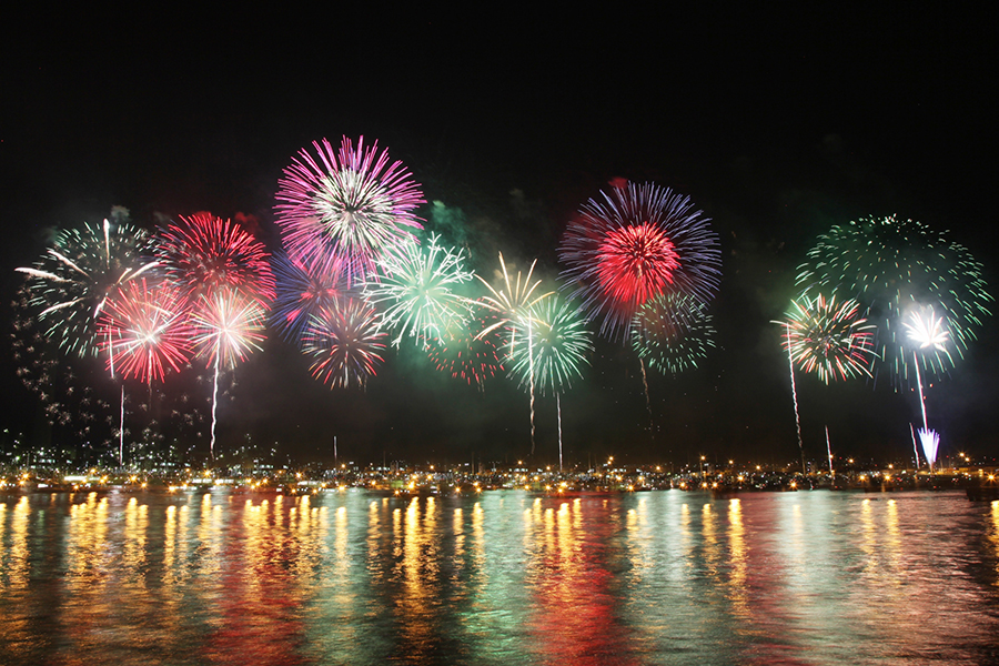 海上花火のイメージ写真