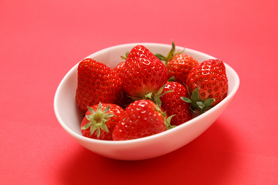 お皿に盛られたイチゴ