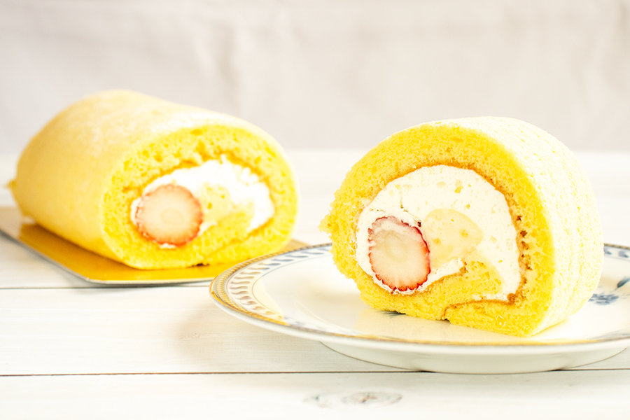 イチゴのロールケーキのイメージ写真